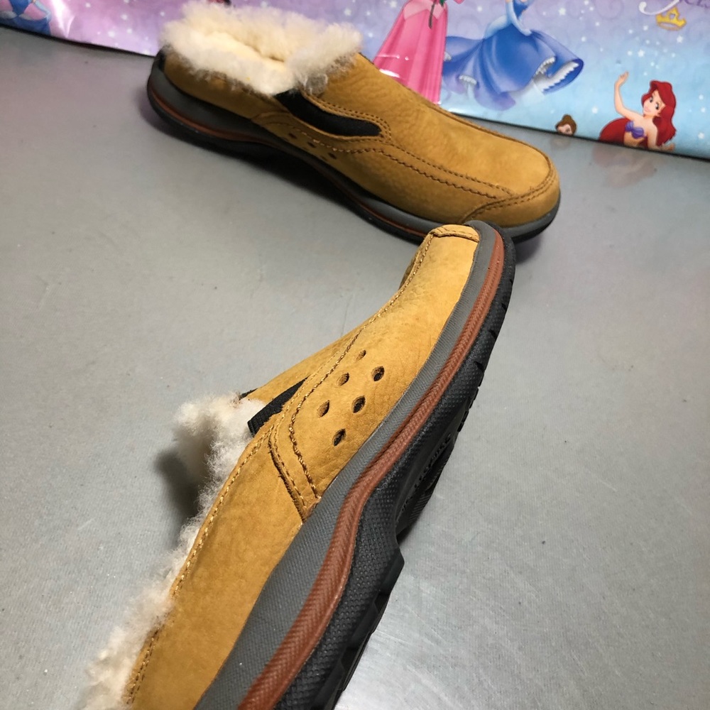 Arcon cheepskin sandals sz 6